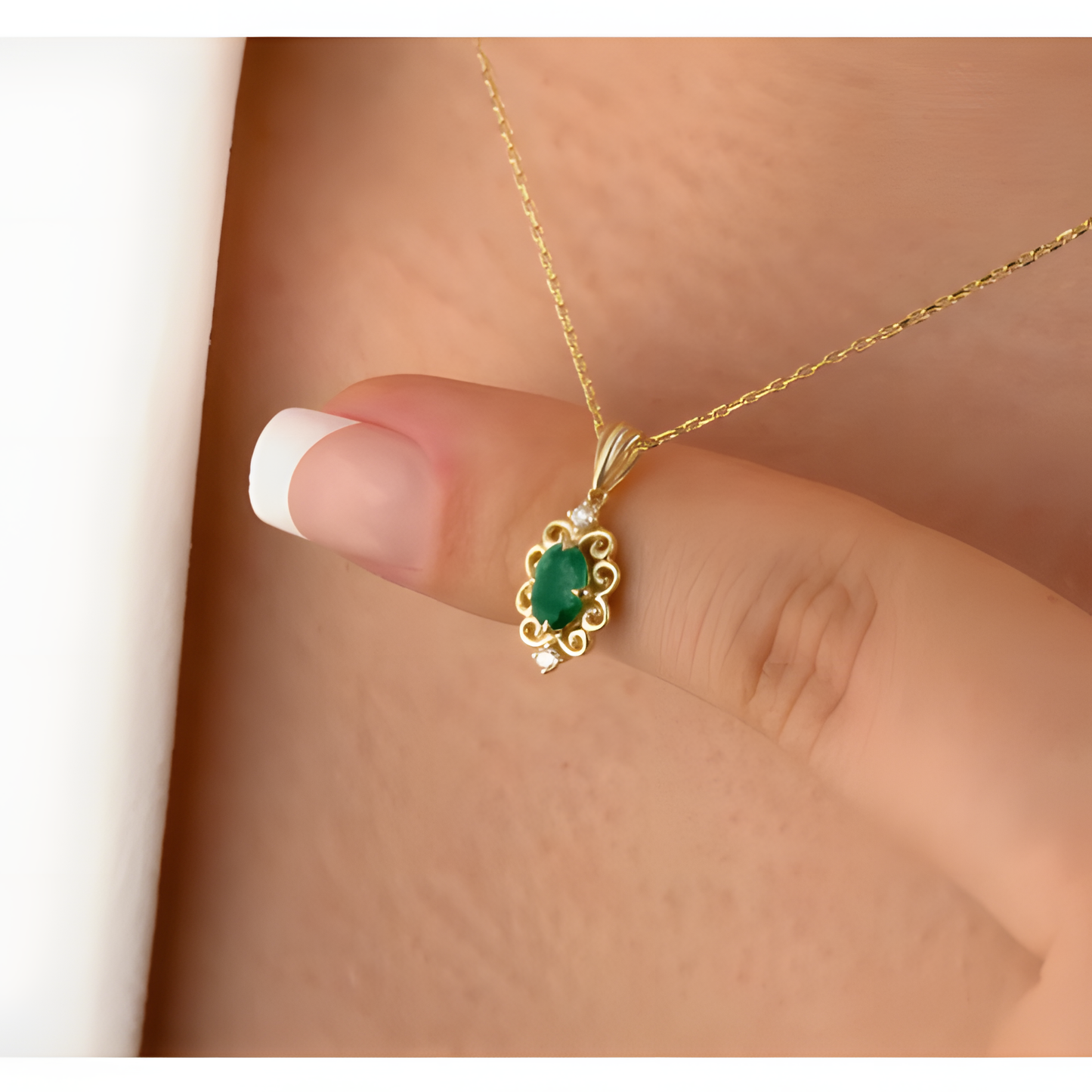 Regal Emerald Vintage Golden Necklace