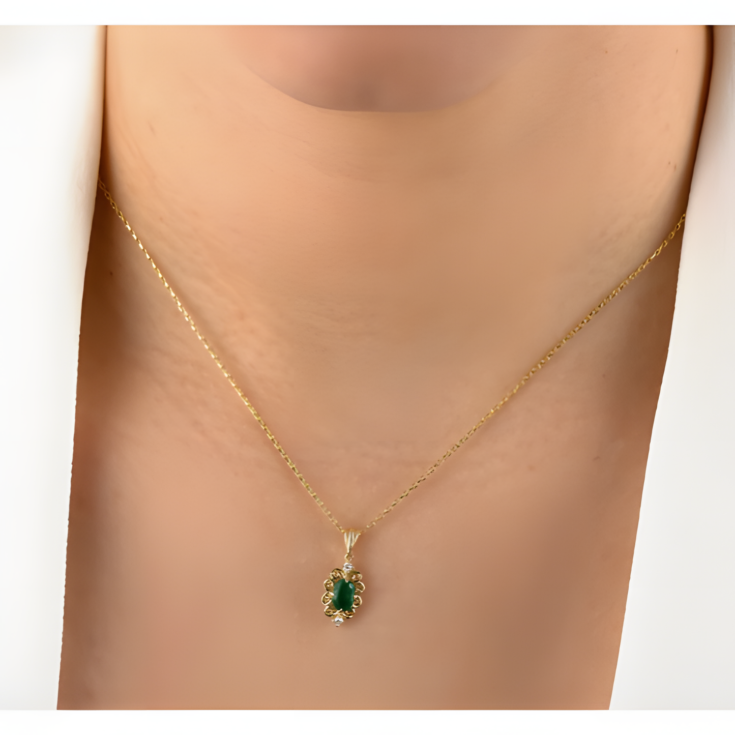 Regal Emerald Vintage Golden Necklace