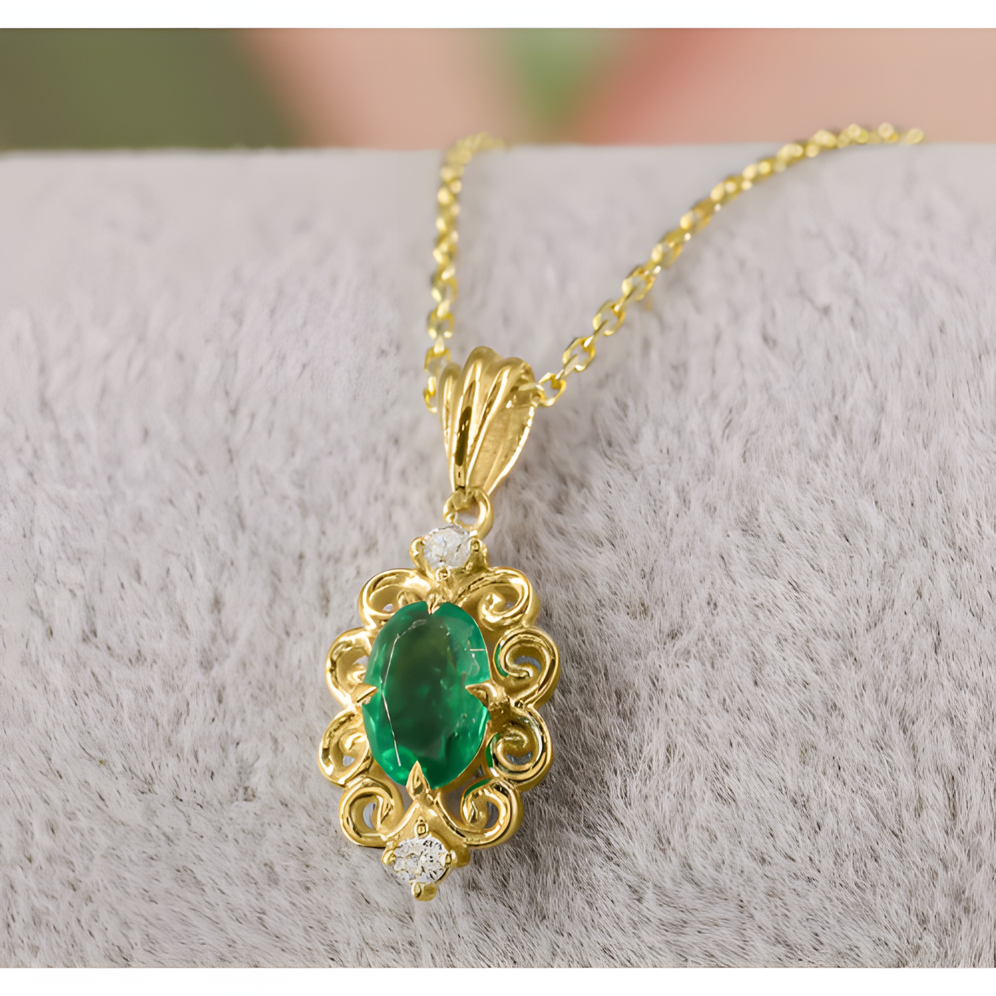Regal Emerald Vintage Golden Necklace