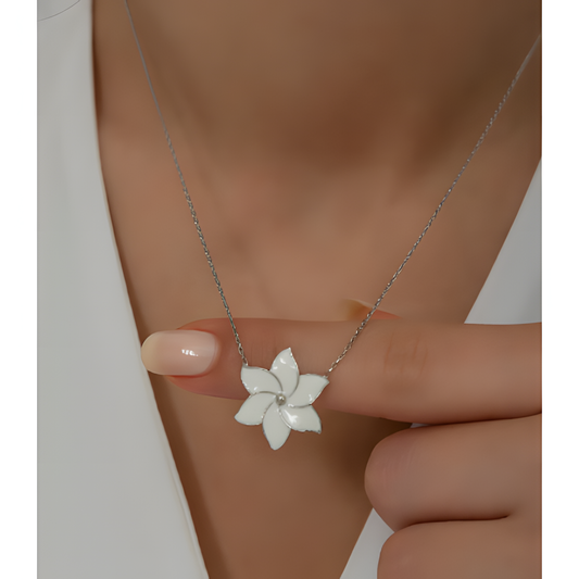 Effortless Elegance Daisy Silver Necklace
