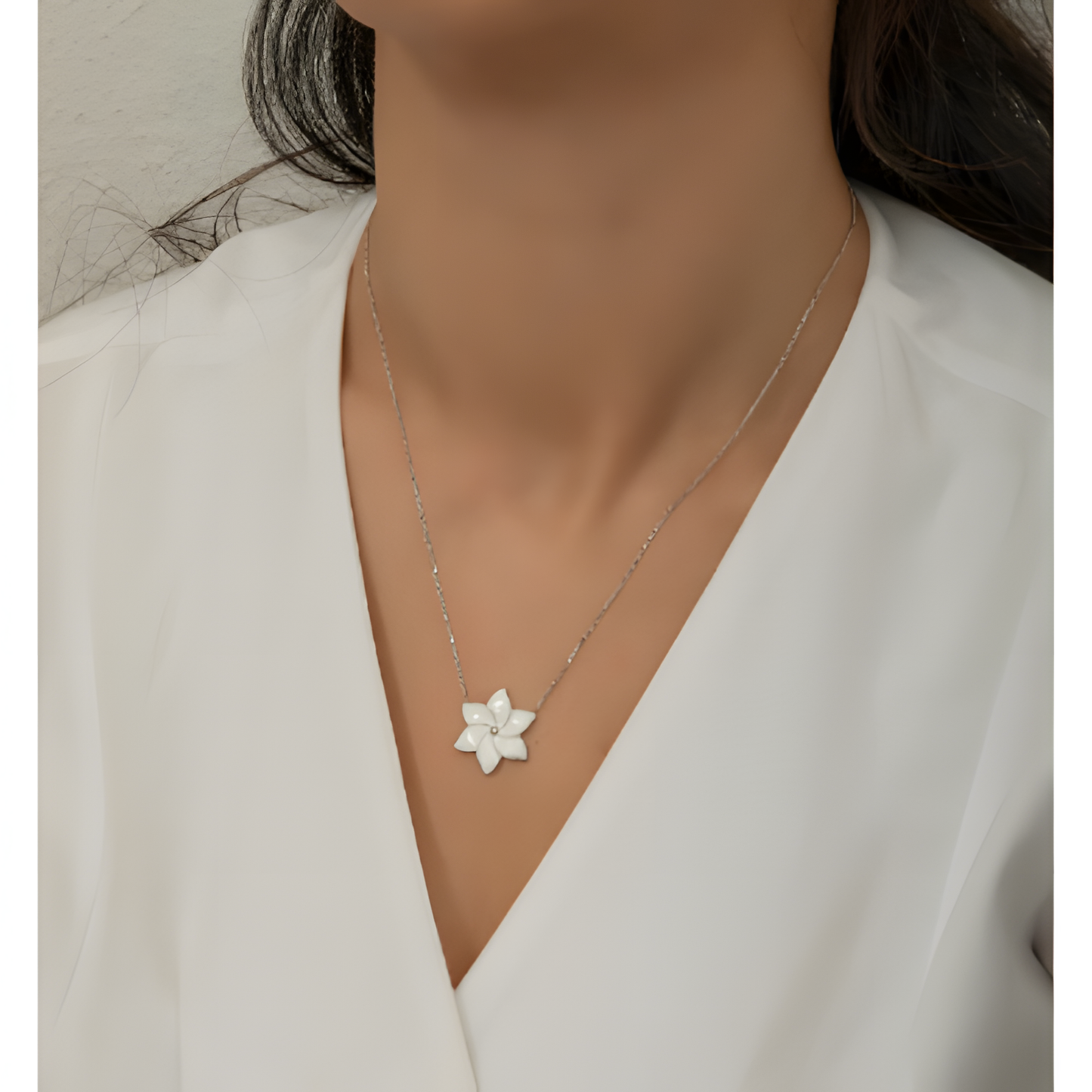 Effortless Elegance Daisy Silver Necklace
