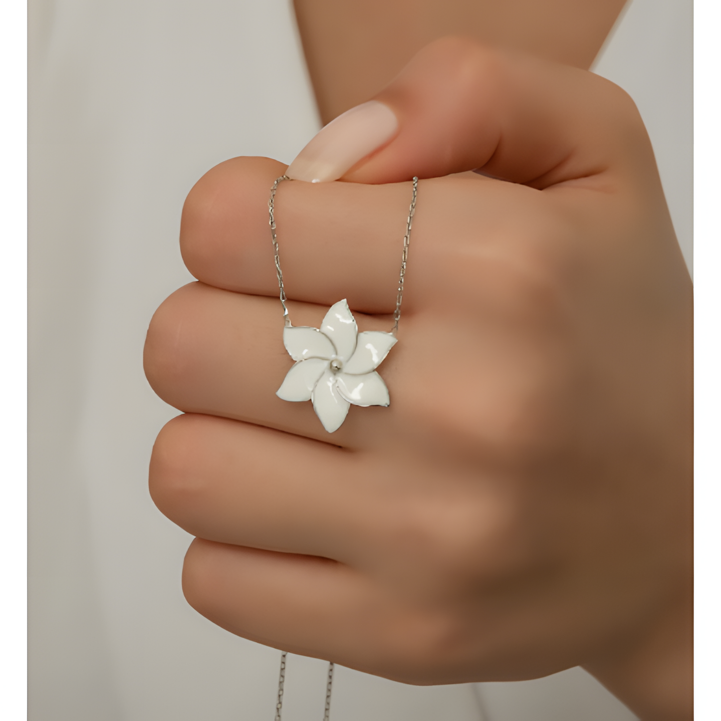 Effortless Elegance Daisy Silver Necklace